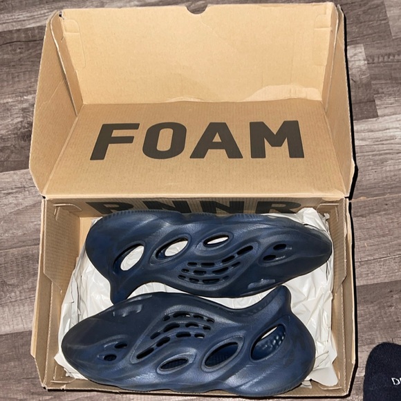 Yeezy Foamrunners - Picture 6 of 8